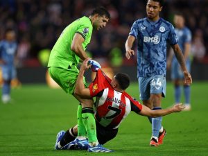 الأرجنتيني مارتينيز حارس أستون فيلا يواصل إثارة الجدل بسلوكه الغريب