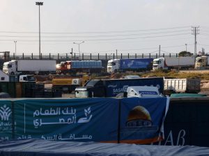 55 شاحنة مساعدات إنسانية تدخل غزة عبر معبر رفح