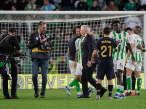 ريال مدريد يتعثر أمام بيتيس وصدارته لليغا مهددة