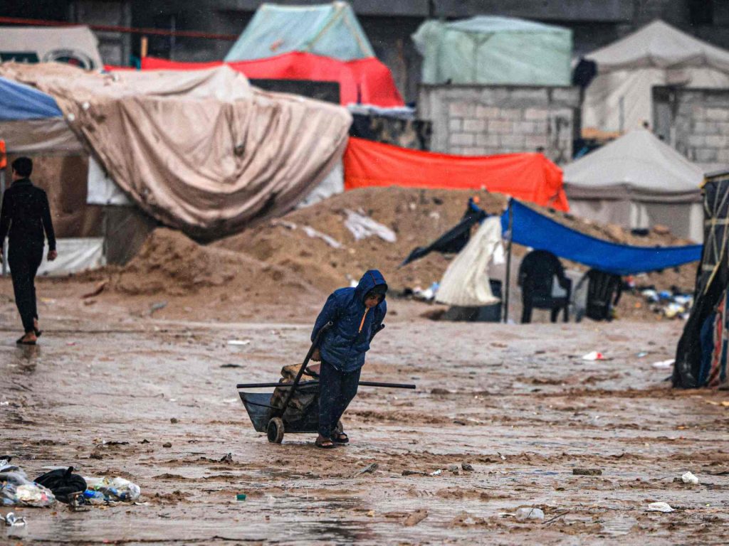 أمراض فتاكة تتربص بسكان غزة وتحذيرات من مجاعة