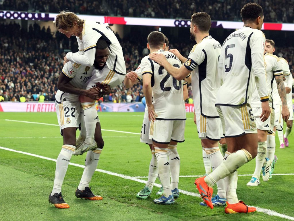 ريال مدريد يكتسح فياريال ويتصدر الليغا مؤقتا