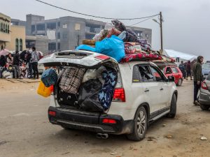 فكرة مشوهة وغير أخلاقية.. هآرتس: على نتنياهو أن يدرك أن “تهجير” أهل غزة لن يصبح خيارا مشروعا