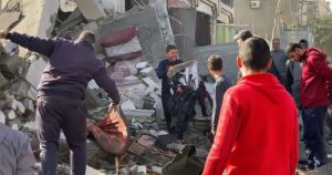 “هذه جاكيت أبي”.. طفل يستذكر استشهاد والده بقصف إسرائيلي