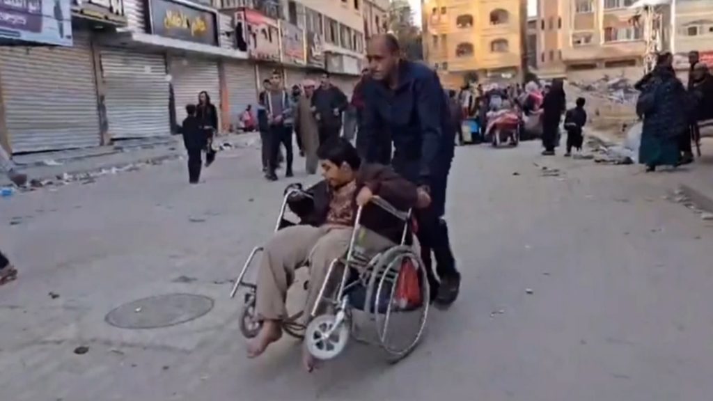 الاحتلال يشرد نازحين من مدرسة للأونروا في جباليا ويعتقل الرجال والمسنين