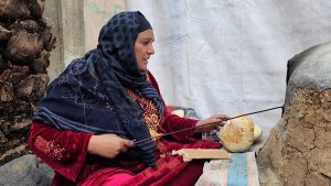 فيديو.. كتب ورسائل دكتوراه وجبات ثمينة للنار في غزة