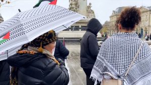 الكوفية الفلسطينية.. نفاد الكميات يحكي رواجا متزايدا بالغرب