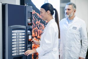 اطمئنوا أيها الأطباء.. آلة القهوة في مستشفاكم بريئة من نشر البكتيريا المقاومة