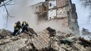 فيديو. شاهد: غارة روسية تتسبب في مقتل 5 أشخاص على الأقل وإصابة العشرات في خاركيف