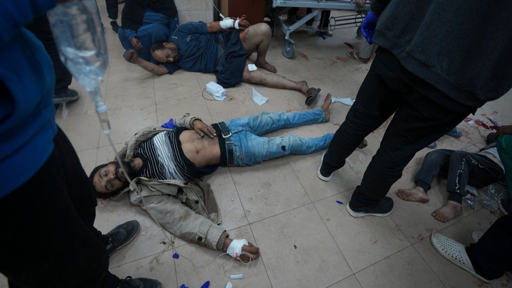 في ظل القصف المستمر وانسحاب الطواقم الطبية.. كارثة كبيرة تتهدد مستشفى “شهداء الأقصى” في غزة