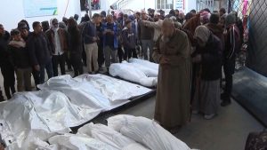 شاهد: أقارب ينعون تسعة أفراد من عائلة واحدة قتلوا في غارة إسرائيلية على شرق رفح