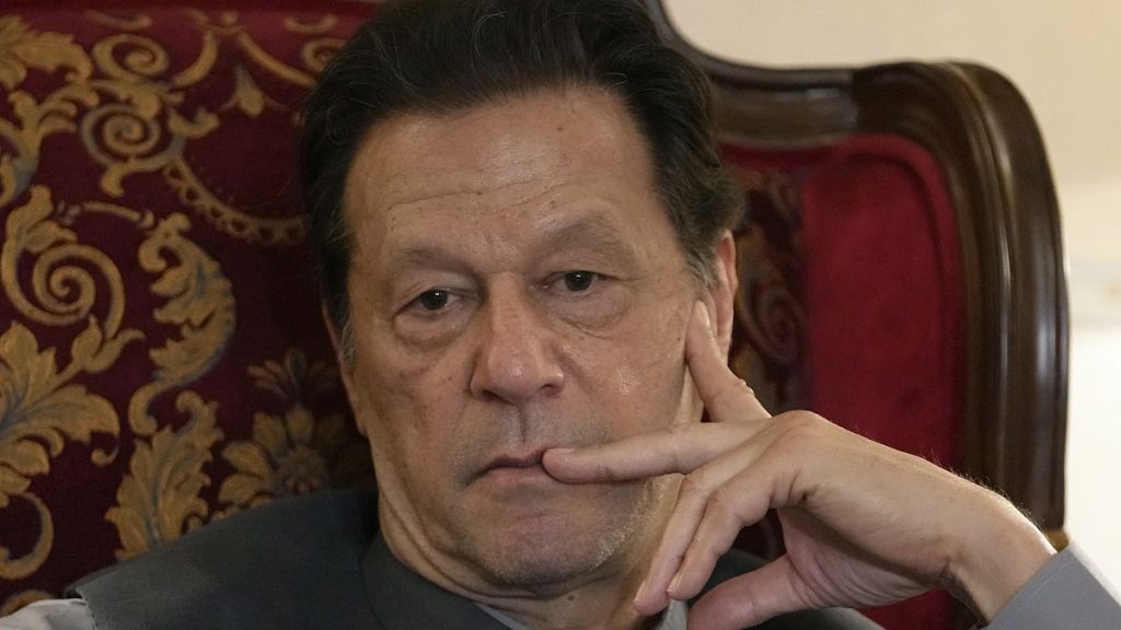 متاعب عمران خان مع القضاء الباكستاني لا تنتهي: السجن 10 سنوات بتهمة “تسريب أسرار الدولة”