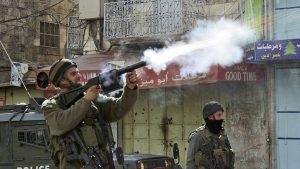 رفع يديه ولوّح بالراية البيضاء.. قناة بريطانية توثق لحظة مقتل فلسطيني أعزل برصاص الجيش الإسرائيلي