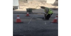 «الأشغال» تجري معالجات للحفر في بعض طرق البلاد