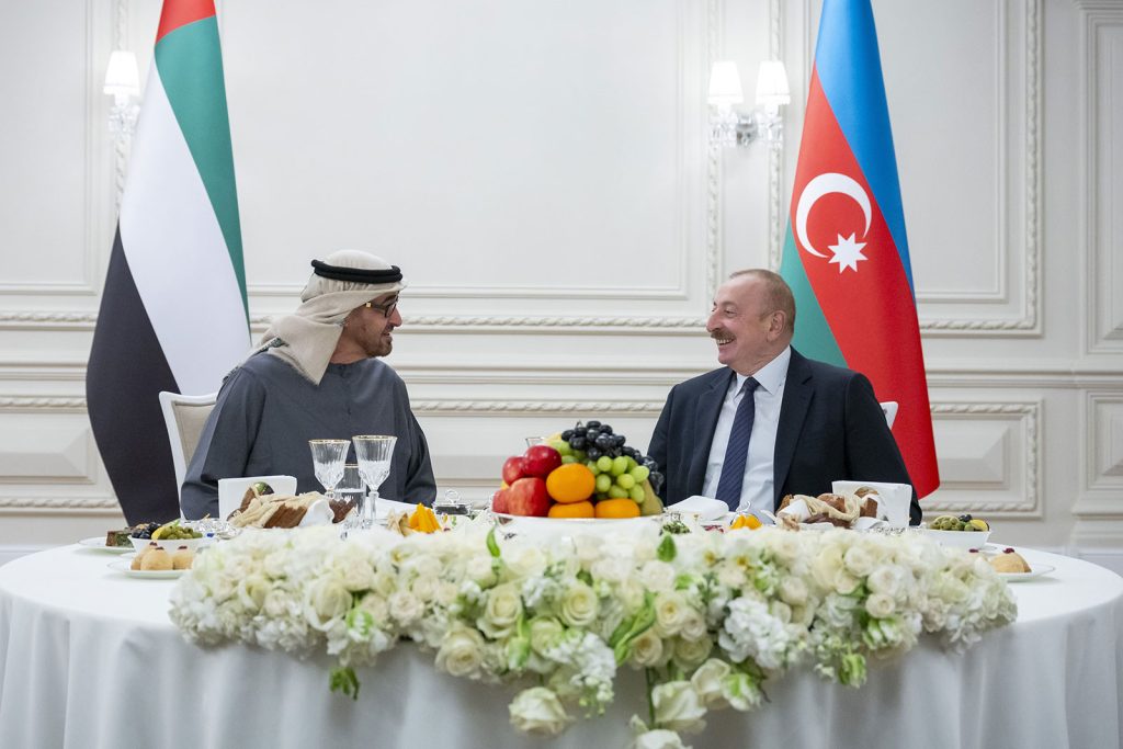 رئيس الدولة يحضر مأدبة العشاء التي أقامها الرئيس إلهام علييف تكريماً لسموه