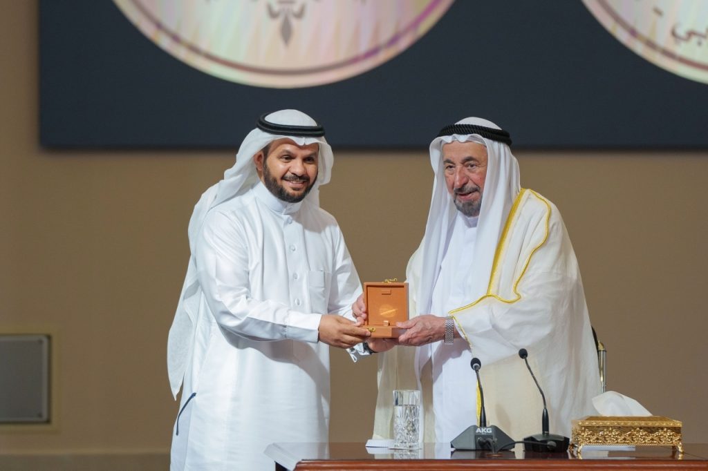 حاكم الشارقة يعتمد 364 منحة دراسية لطلبة جامعتي خورفكان وكلباء