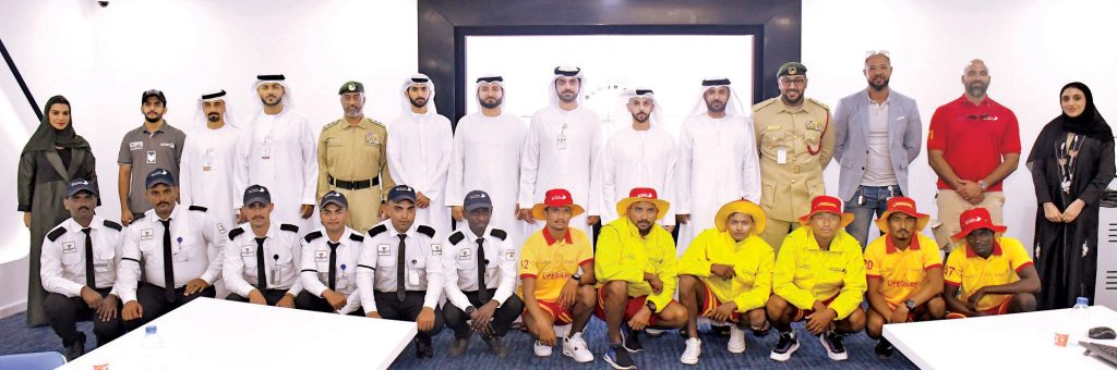 شرطة دبي تنظم محاضرة توعوية لمنقذي الشواطئ وحراس الأمن