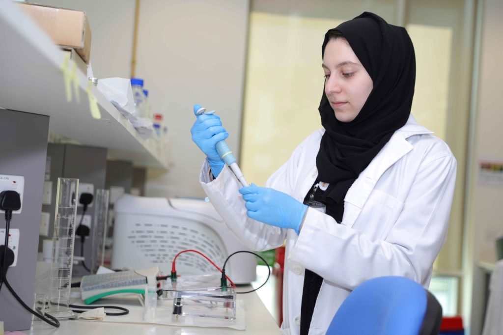 جامعة الإمارات تموّل 132 مشروعاً بحثياً تعزز الابتكار والتطوير