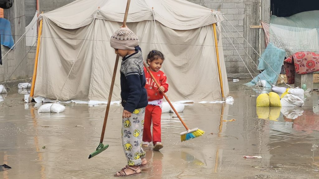 نازحو غزة يواجهون القصف والطقس في العراء