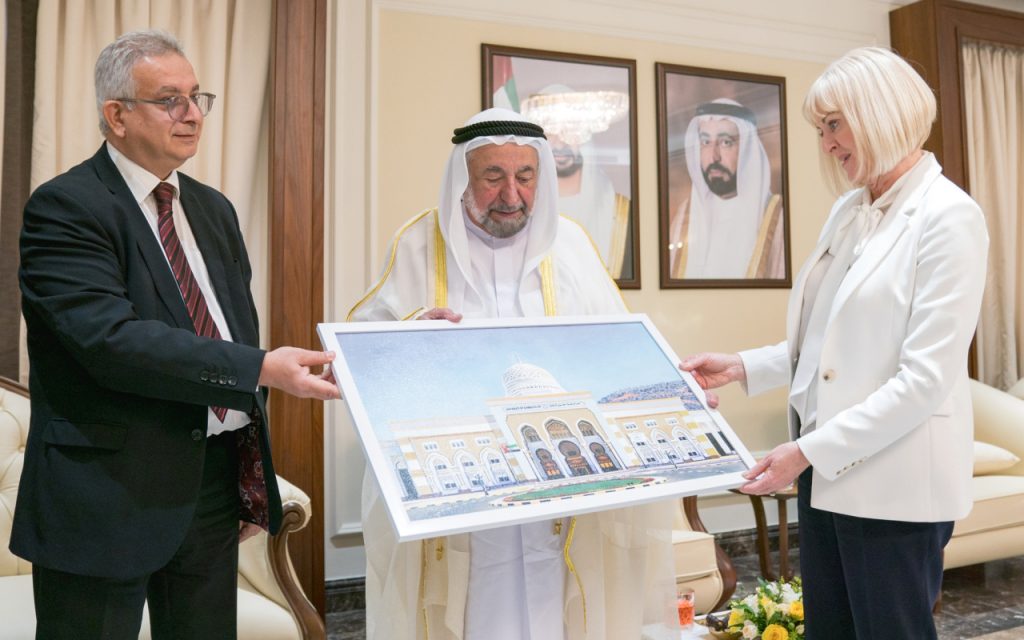 سلطان القاسمي يدعو الطلبة للاجتهاد وإجراء الأبحاث