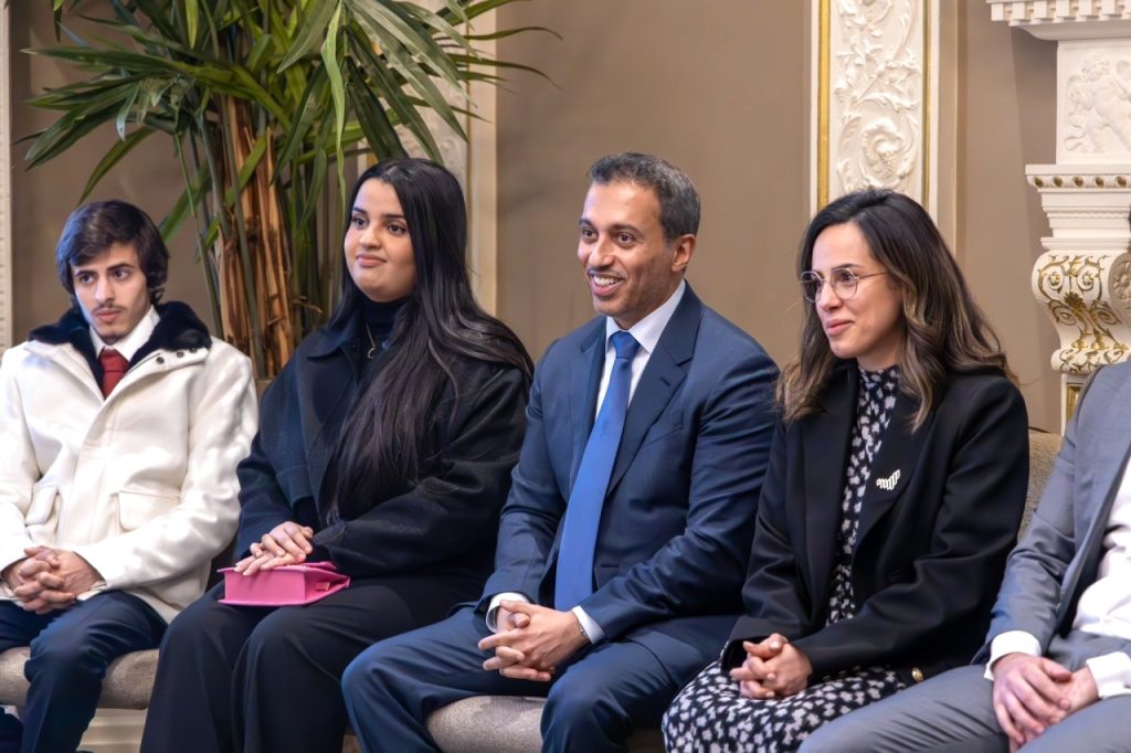 وزير التربية يدعو الطلبة المبتعثين لتقديم نموذج مشرف عن الإمارات