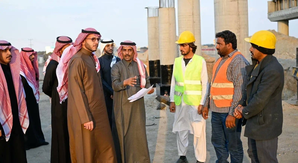 محافظ الطائف يقف على مشروع طريق السيل ـ الرياض