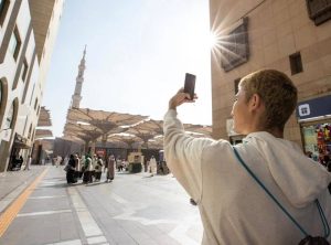 ضيوف برنامج خادم الحرمين يؤدون صلاة الجمعة في الحرم النبوي