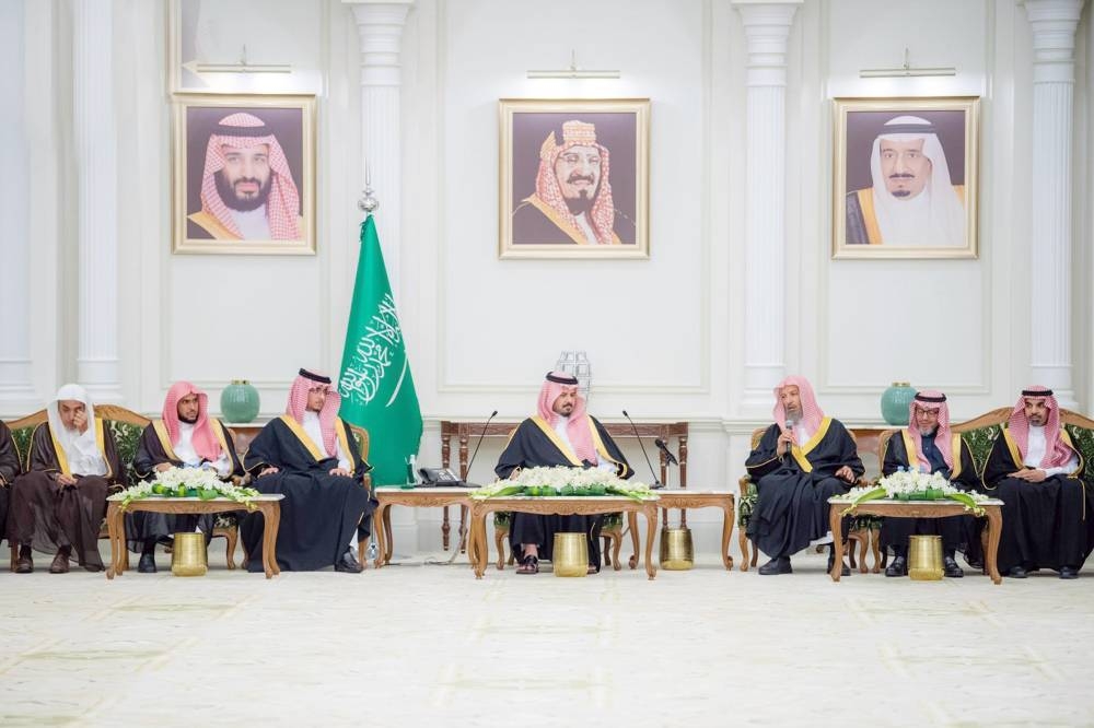 استقبل الأعيان والمواطنين.. أمير المدينة يشدد على الاعتناء بكل ما يعزز مصلحة سكان المنطقة وزوارها