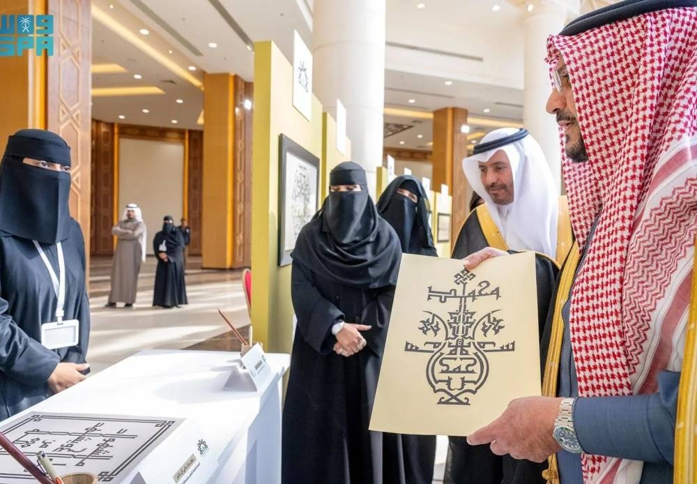أمير القصيم يكرّم 27 طالباً وطالبة فازوا «بالخط العربي» على مستوى المملكة