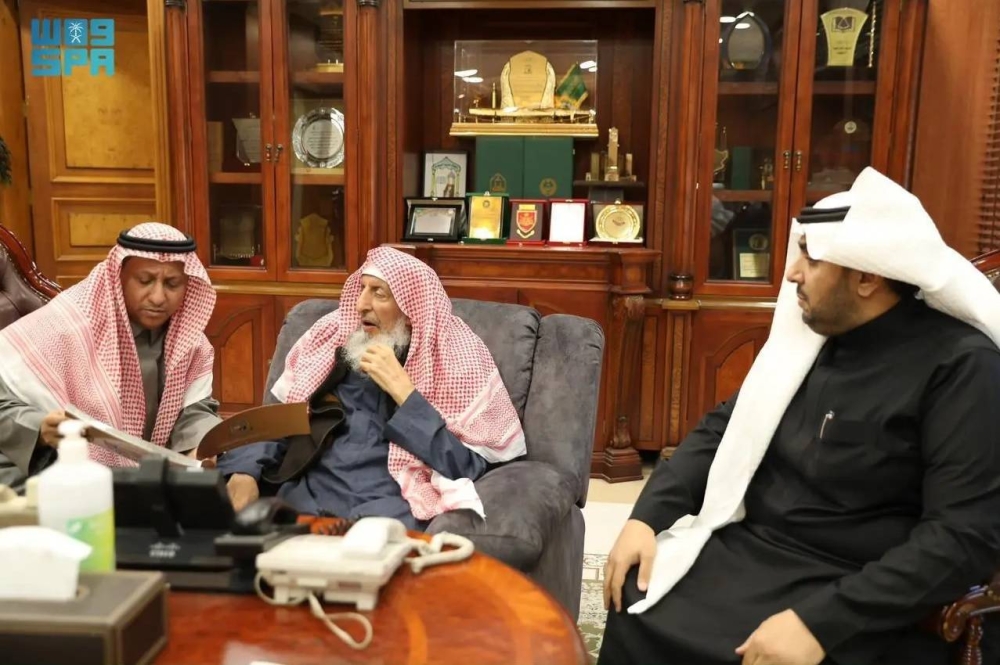 مفتي عام المملكة ونائبه يتسلمان تقرير العلاقات العامة والإعلام لعام 2023