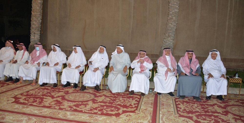 آل أبوداود يتلقون التعازي في فقيدهم