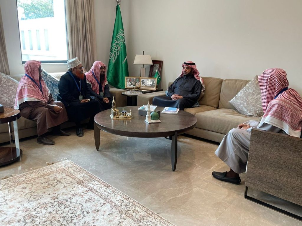 سفير المملكة في بنجلاديش يجتمع برابطة خريجي الجامعات السعودية لزيادة التنسيق والتعاون