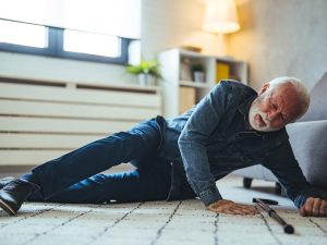 كيف نحمي المسنين من حوادث السقوط والكسور؟