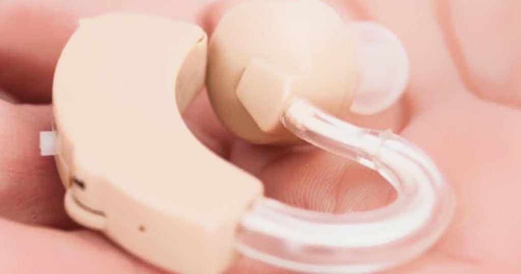 ما أسباب صعوبات السمع رغم ارتداء سماعة طبية؟