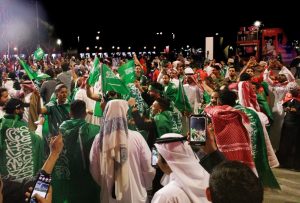 بين الكبسة والحلوى.. الدعابة تطغى على هتافات جماهير مباراة السعودية وعُمان بكأس آسيا