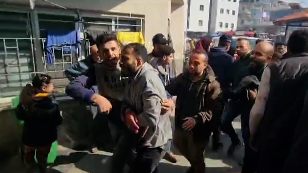 كانوا ينتظرون مساعدات.. عشرات الشهداء والجرحى بقصف إسرائيلي بغزة