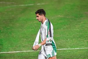 “كلنا يوسف عطال”.. روّاد التواصل يتعاطفون مع اللاعب الجزائري