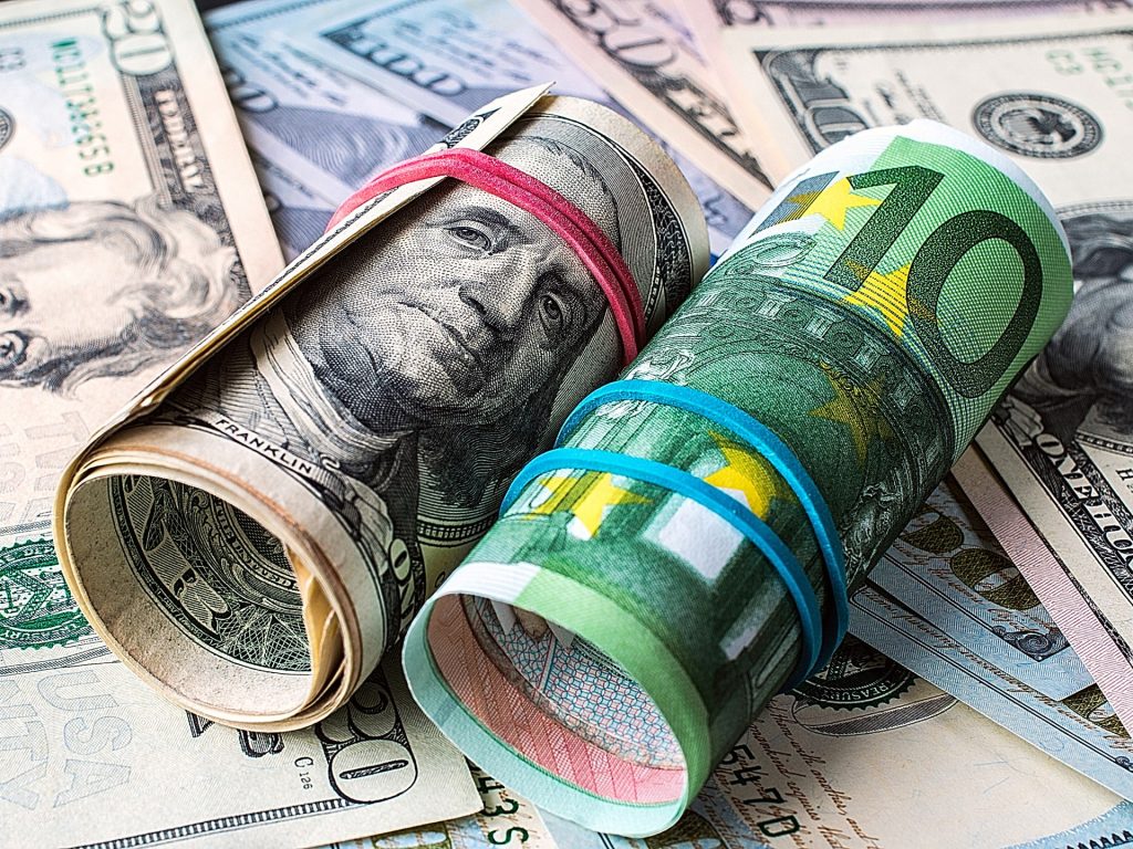 أداء متباين في 2023.. الدولار يتراجع واليورو والإسترليني يصعدان