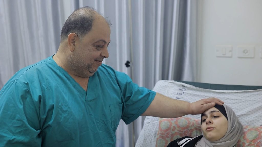 أصيبت بالحرب.. طبيب فلسطيني يبتر ساق ابنة أخيه بالمنزل دون تخدير