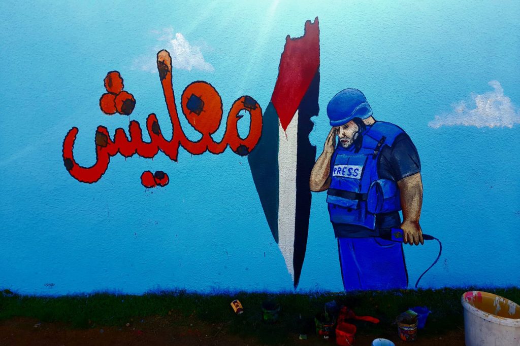 وائل الدحدوح على جدارية بإدلب السورية