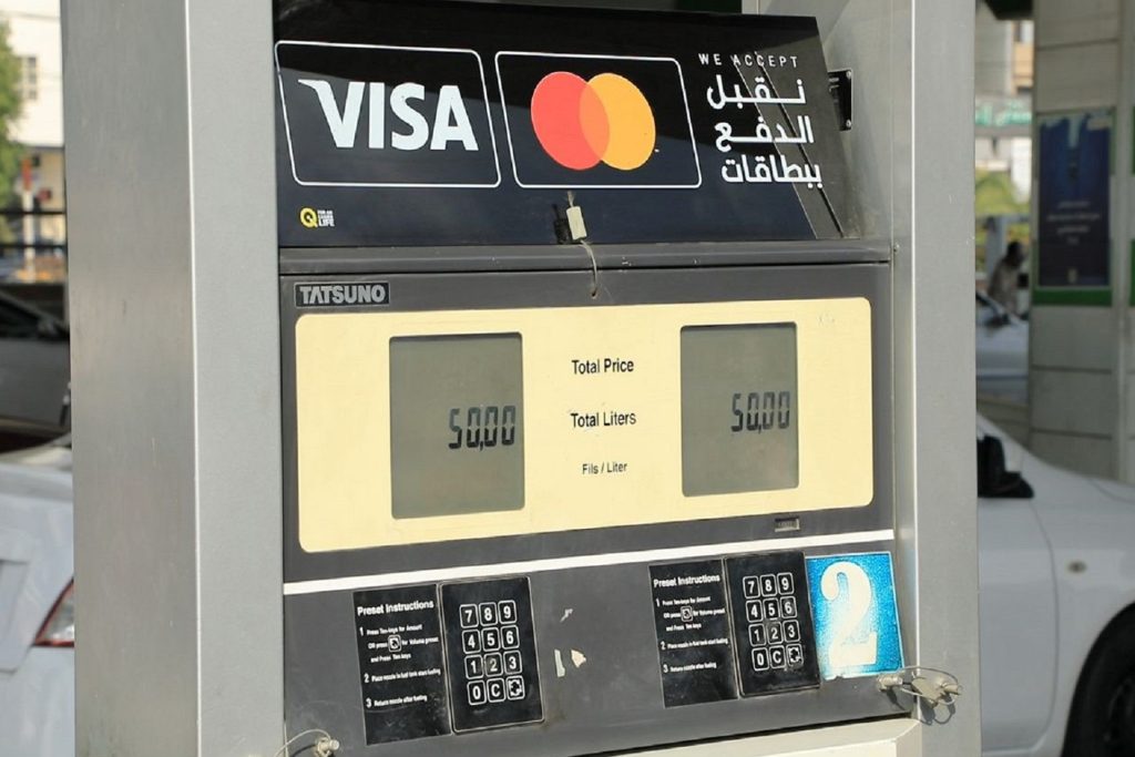 العراق يتجه نحو البطاقات الإلكترونية.. هل تنجح بسحب تريليونات الدنانير المكتنزة في المنازل؟