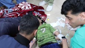 شاهد: أطفال مصابون بقصف إسرائيلي يعالجون على أرضية مستشفى في غزة