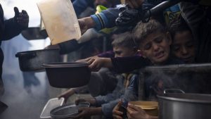 شاهد: طوابير طويلة من النازحين للحصول على طعام تبرعت به جمعيات خيرية في غزة