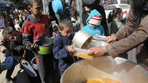 شاهد: أطفال فلسطينيون ينتظرون في طوابير طويلة للحصول على قليل من الطعام في دير البلح