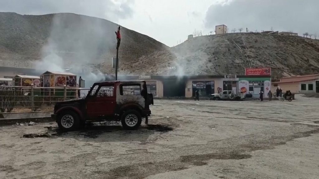 شاهد: القوات الباكستانية تشن هجمات ضد مسلحين وتقتل 22 شخصًا