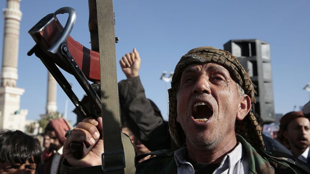 الحوثيون يستهدفون سفينة بريطانية بالصواريخ في خليج عدن ويجبرون طاقمها على إخلائها