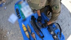 شاهد: الجيش الإسرائيلي ينشر مقاطع فيديو لـ”أسلحة حماس” التي ادعى أنه عثر عليها في مستشفى ناصر