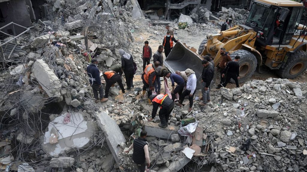 شاهد: فلسطينيون يبحثون عن ناجين تحت ركام منازل دمرها قصف إسرائيلي في دير البلح وسط قطاع غزة
