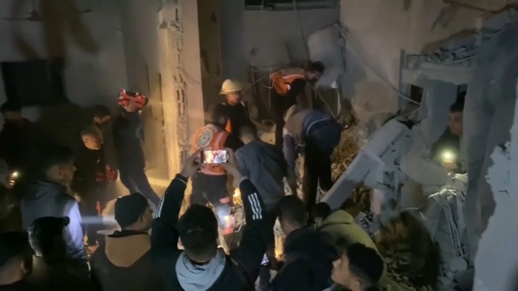 فيديو. شاهد: بينهم خمسة أطفال.. غارتان إسرائيليتان في رفح تخلف ما لا يقل عن 13 قتيلاً وعشرات الجرحى
