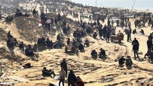 شاهد: على أنقاض المنازل المدمرة.. فلسطينيون ينتظرون الحصول على المساعدات لإطعام أطفالهم الجائعين