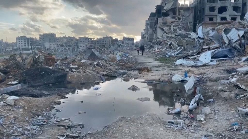 فيديو. شاهد: هطول الأمطار الغزيرة يزيد من معاناة الفلسطينيين في مخيمات قطاع غزة